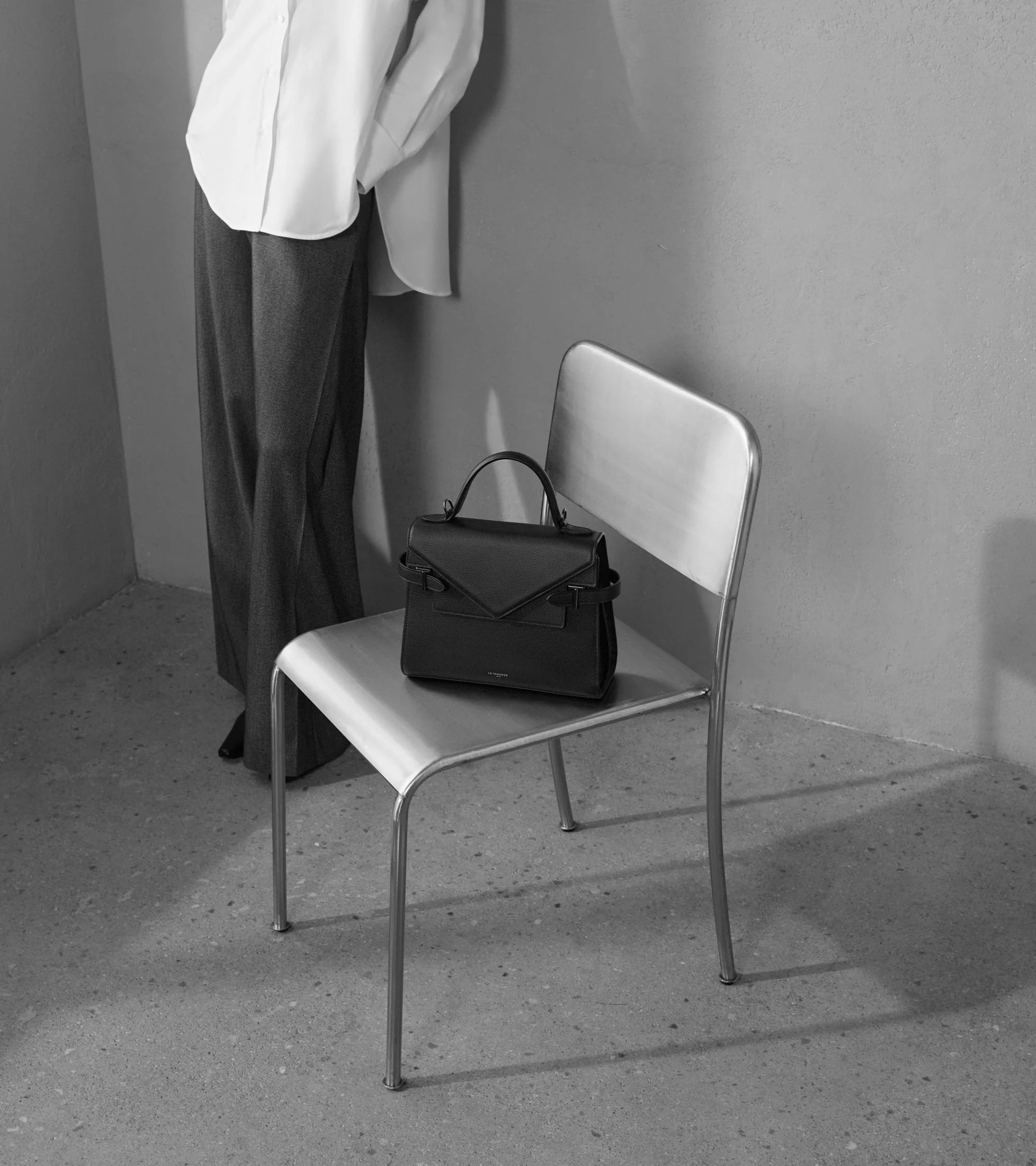 Sac à main double rabat moyen modèle Emilie en cuir grainé - Image 10