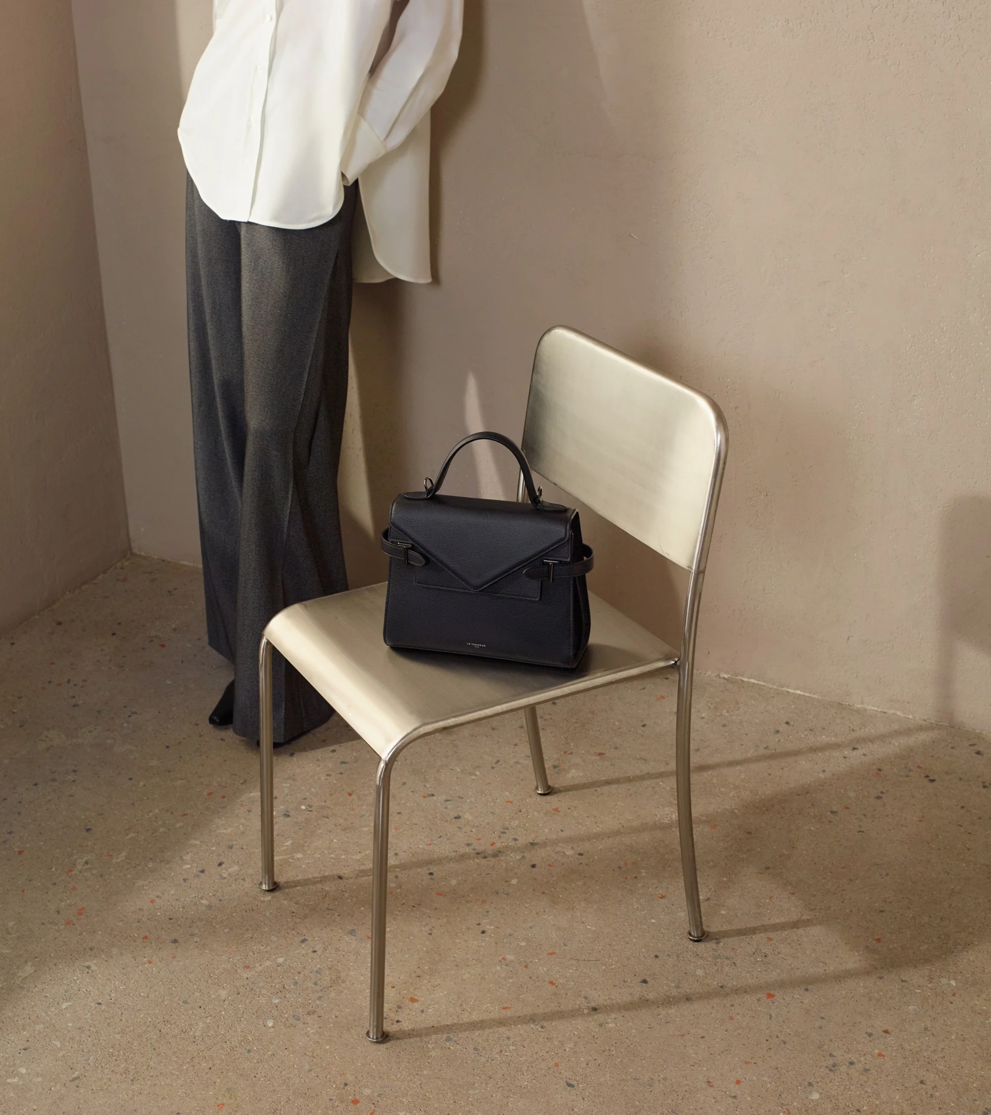 Sac à main double rabat moyen modèle Emilie en cuir grainé - Image 10