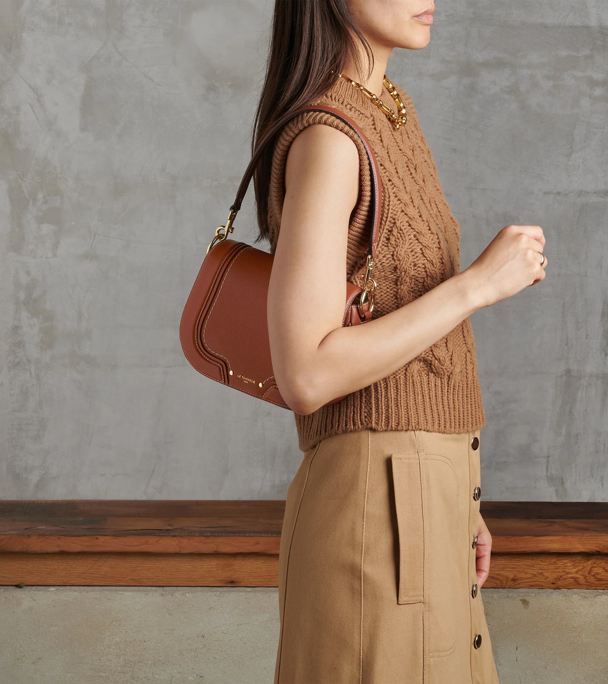 Sac bandoulière moyen modèle Ella en cuir grainé - Image 7