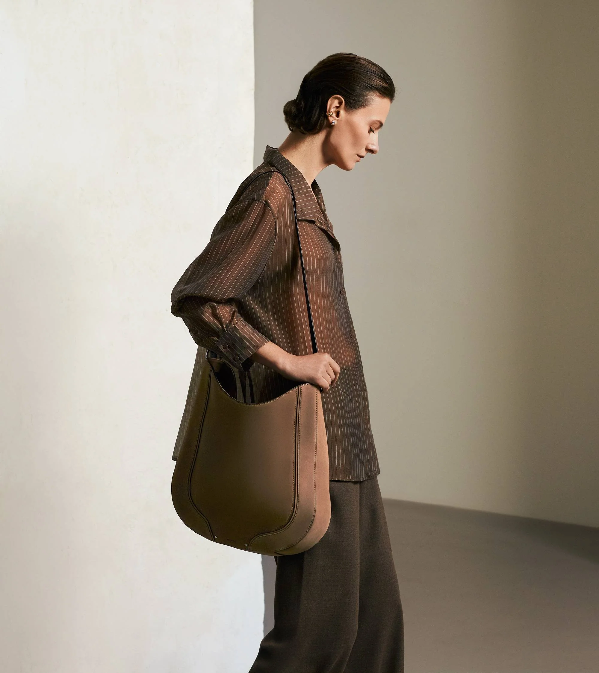 Sac hobo moyen modèle Ella en cuir lisse et nubuck - Image 7