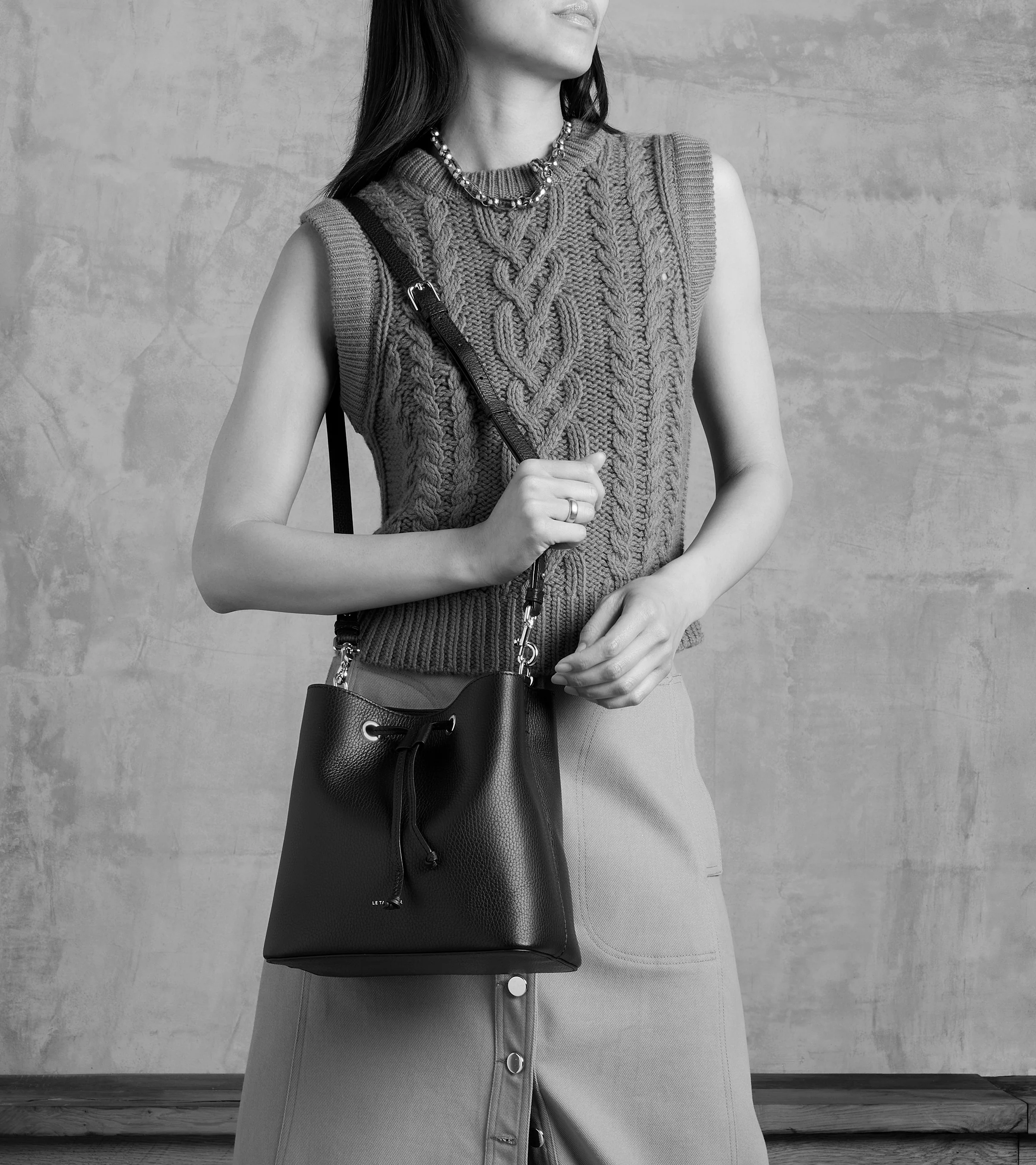 Sac seau Louise en cuir grainé - Image 6